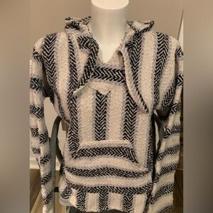 Earth Ragz black and white hoodie. Drawstrings. Front pocket.